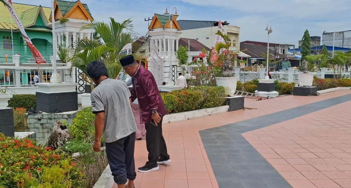 Persiapan Malam Renungan Suci HUT RI Ke-80, Kadis LH Suwandi Pimpin Penataan TMP dan Taman Budaya