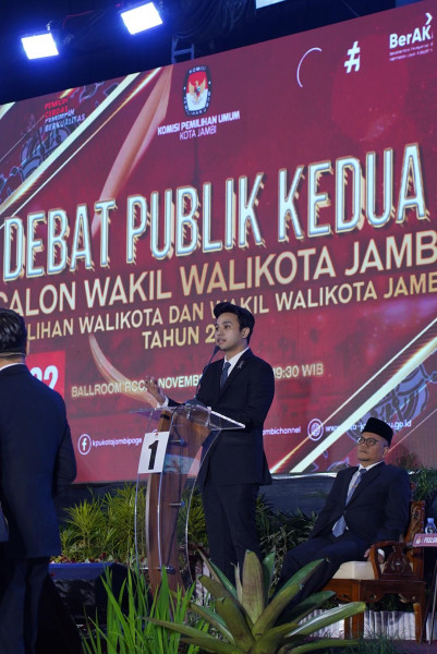 Lancar Tanpa Lihat Catatan, Diza Paparkan Visi Misi di Debat Publik Calon Wakil Walikota Jambi