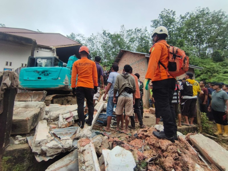 Hujan Deras Sebabkan Longsor di Empelu Bungo, Tim SAR Gabungan Dikerahkan ke Lokasi
