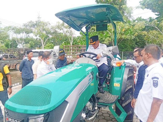 Bupati Bistamam Terima Bantuan Kementan