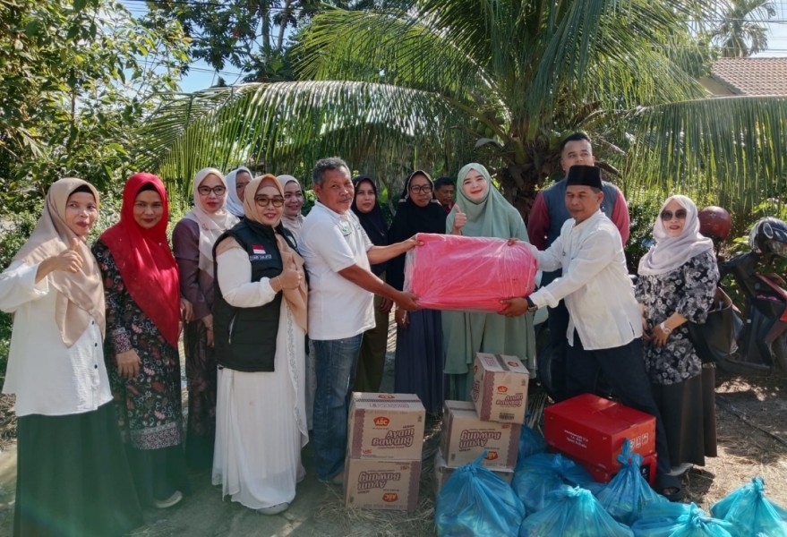 Ketua TP PKK Pelalawan Didampingi Camat dan Lurah Serahkan Bantuan Korban Bencana Angin Puting Beliung
