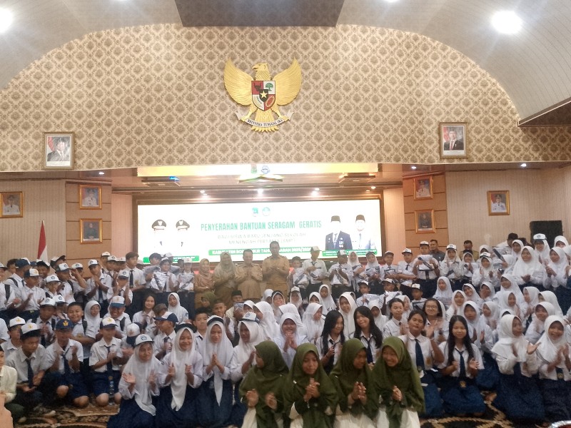 Bupati Rohil Bistamam Penuhi Janji Politik Program Baju Sekolah Gratis