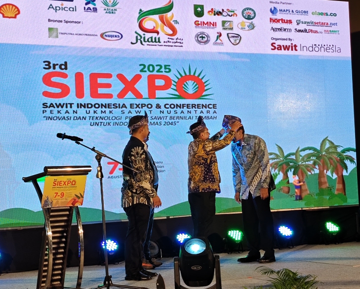 Terima Penghargaan Nasional Di SIEXPO 2025 , Bupati Bistamam Pasang Tanjak Kepada Deputi KemenKop