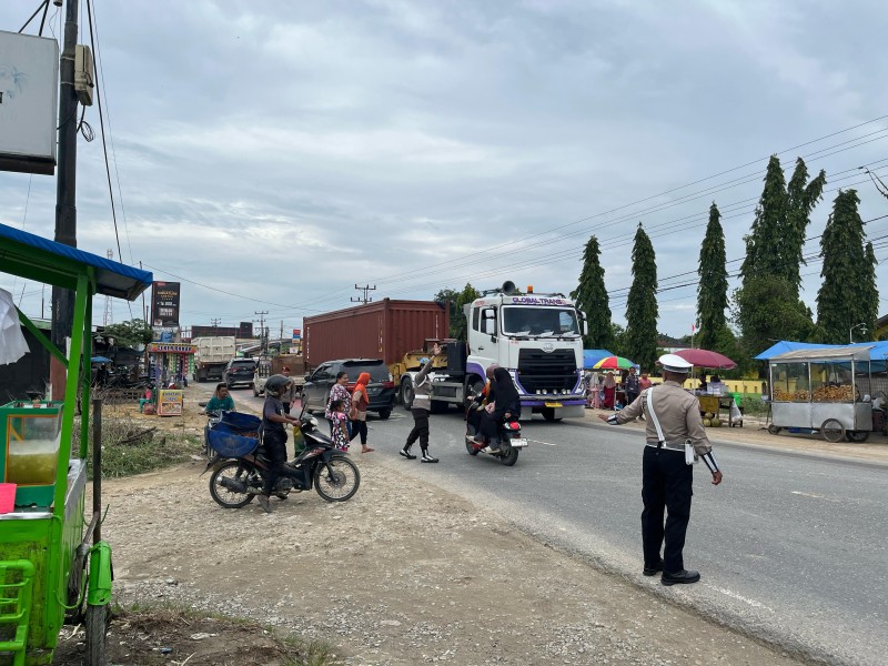 Program Presisi Polri ,13 Polsek Polres Rohil Atur Lalin Di Pasar Ramadhan
