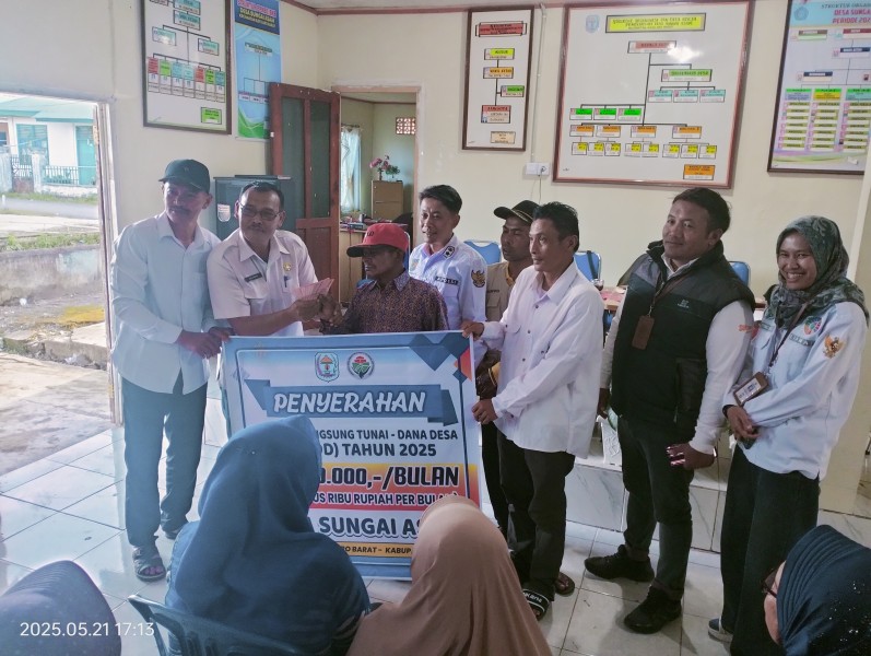 Pasca Pelantikan, Kades Sungai Asam Langsung Salurkan BLT kepada Warga Enam Bulan Sekaligus