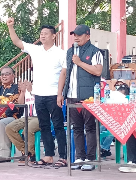 Kick Of Bersama Ketua DPRD, Bupati Pelalawan Buka Turnamen sepak bola U40 Camat Cup