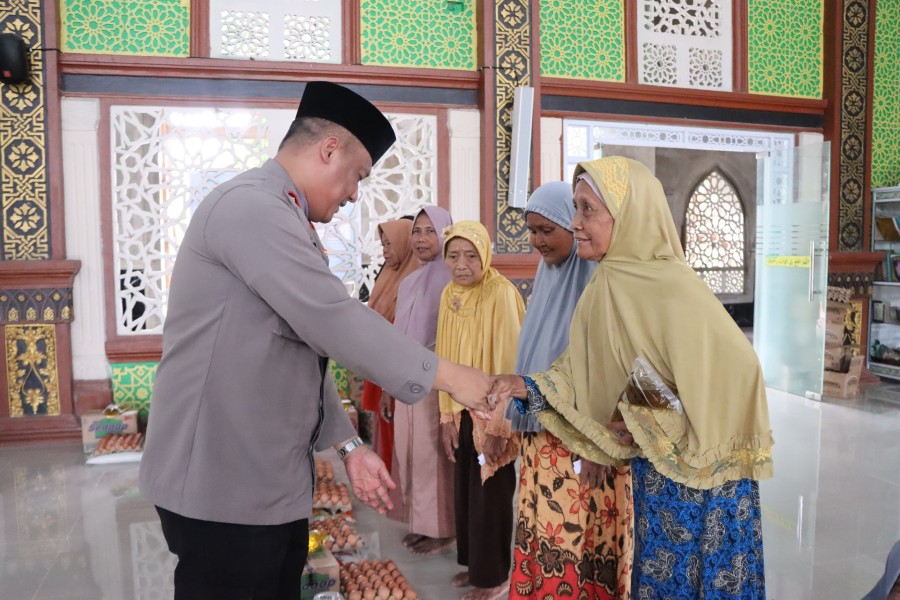 Kapolres Rohil Santunan ke Dhuafa dan Anak Yatim di Masjid Nurul Iman