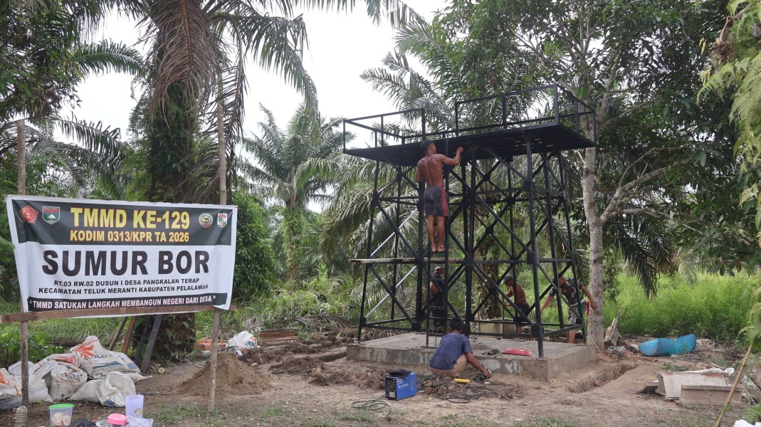 Atasi Kelangkaan Air Bersih di Pesisir, Satgas TMMD KE-129 Kodim 0313/KPR Geber Program TMAB Di Pangkalan Terap