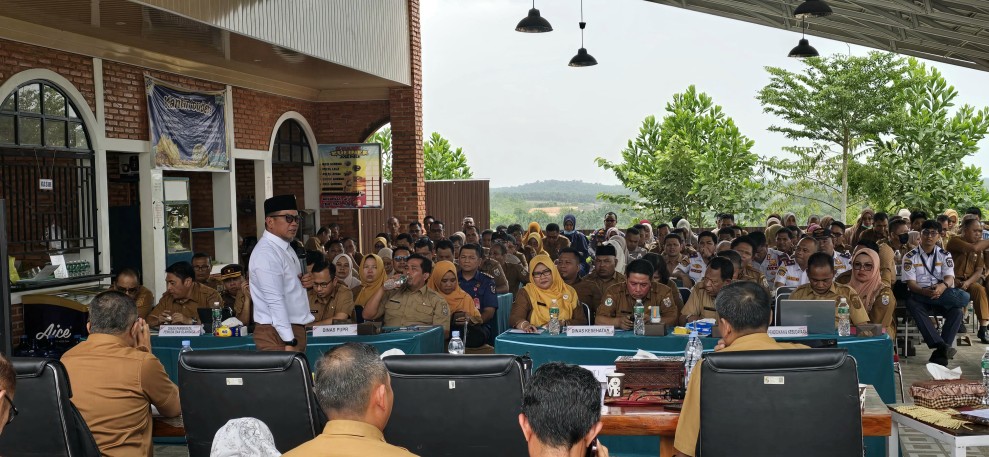 Bupati Zukri Tunjukkan Gaya Kepemimpinan Unik, Rapat OPD di Ruang Publik