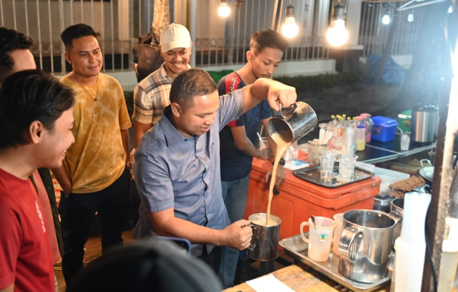 Kunjungi Wisata Kuliner Malam, Abdul Wahid Takjub UMKM Dominan Anak Muda