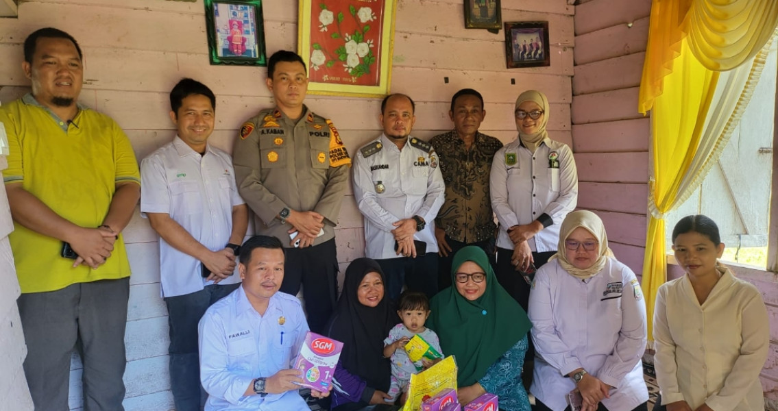Cegah Stunting, Camat Langgam Salurkan Bantuan Makanan Pokok Vitamin dan Susu