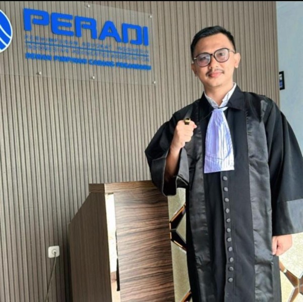 Pemberian gelar adat kepada Gubernur Riau tanpa melibatkan Wakil Gubernur, sebagaimana lazimnya, menuai kontroversi di tengah masyarakat Melayu Riau