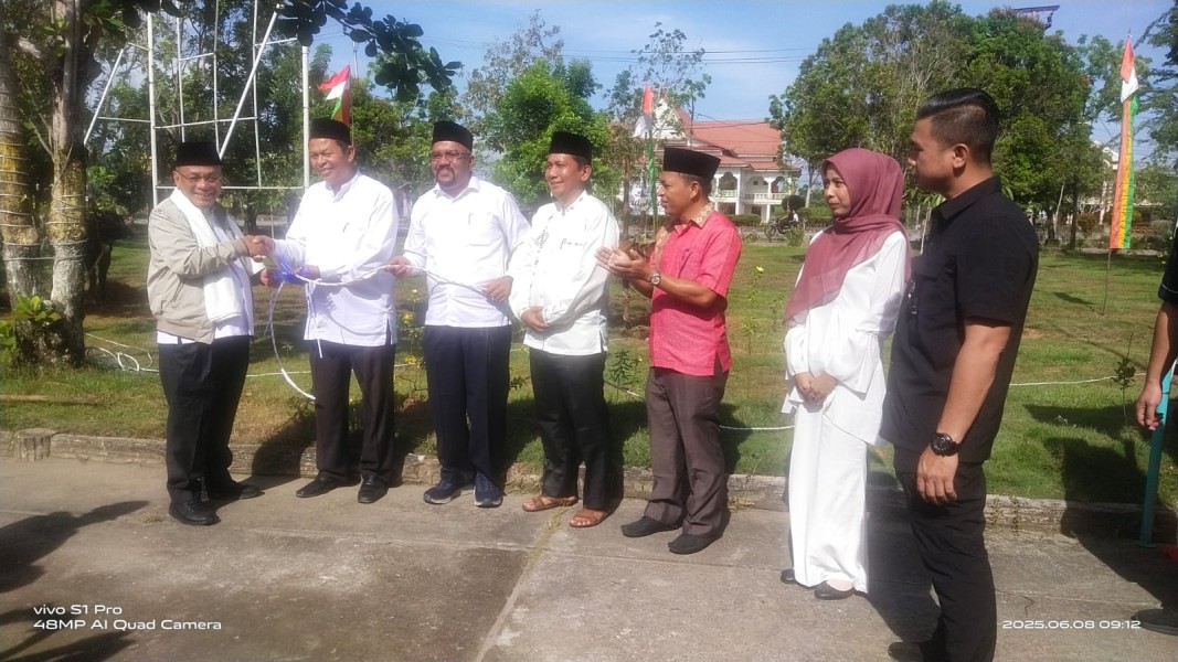Bupati Rohil Bistamam Serahkan Hewan Qurban,  DLH Sembelih 13 Sapi