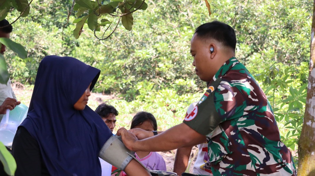 Sentuh Masyarakat Pesisir, Tim Kesehatan TMMD KE-129 Kodim 0313/KPR Lakukam Pemeriksaan Kesehatan Masyarakat