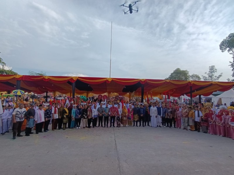 Wabup Hadiri Pawai PSB 2025, Budaya Nusantara hingga Internasional Tampil di Pelalawan