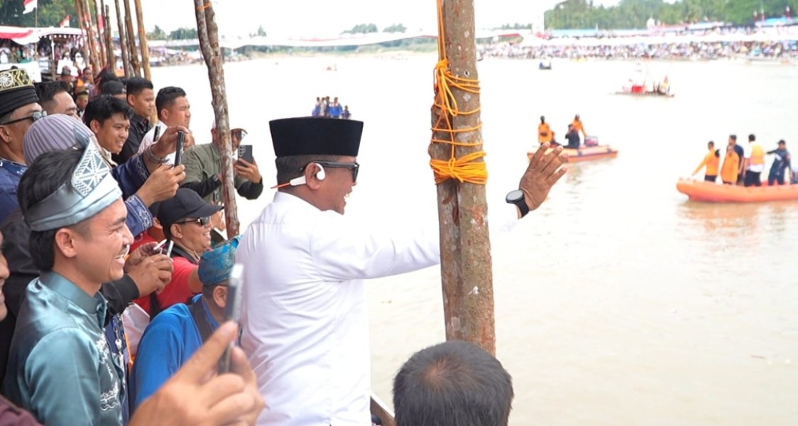 Bupati Zukri Hadiri Pembukaan Festival Pacu Jalur Tradisional Kuantan Singingi 2025