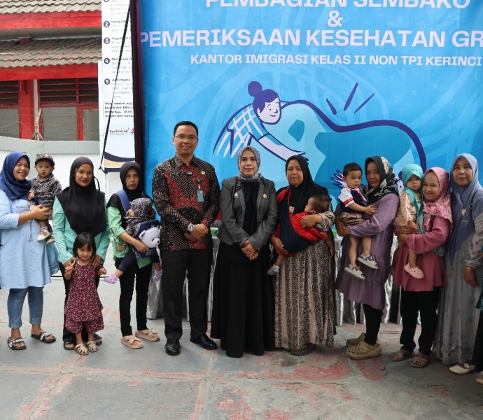Imigrasi Kerinci Gelar Bakti Sosial: Bagikan Sembako dan Pemeriksaan Kesehatan Gratis untuk Lansia dan Balita