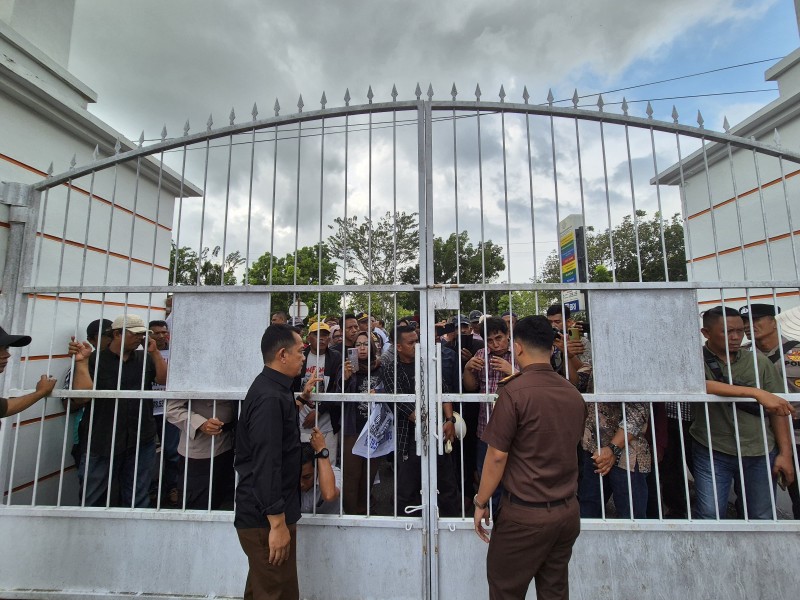 Kantor Jaksa Rohil Di Goyang Aksi Demo MPNP-KRH, Ini Penjelasan Kasi Intelijen Kejari