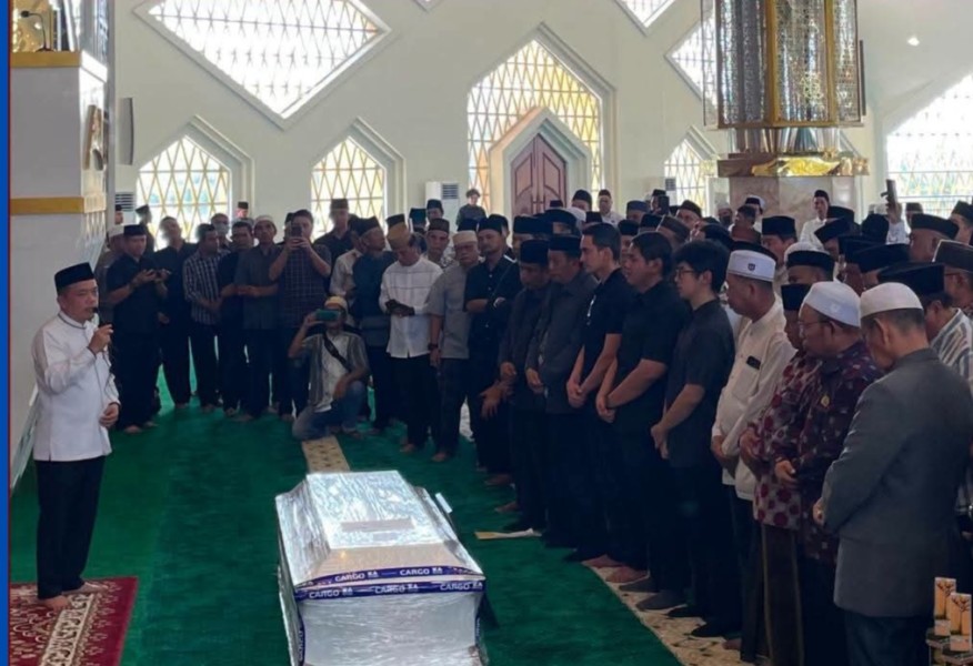 Wakili Wali Kota Alfin, Azhar Hamzah Hadiri dan Salatkan Jenazah H. A. Bakrie di Jambi
