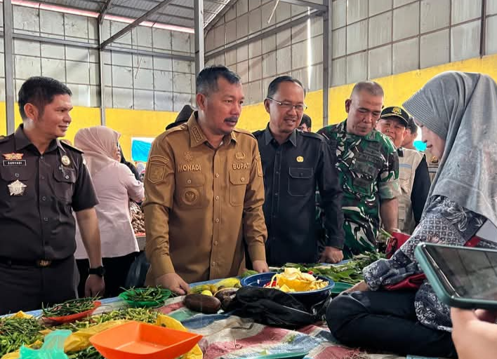 Jelang Idul Fitri, Bupati Monadi Pimpin Operasi Pasar di Siulak: Minyak Kita dan LPG Bersubsidi Diserbu Warga