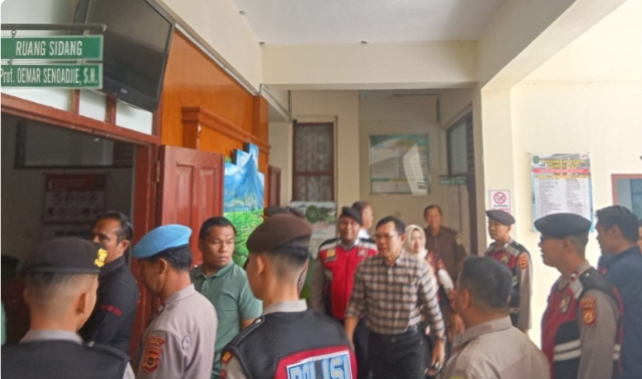 Mantan Walikota Ahmadi dan Istri Penuhi Panggilan PN Sungai Penuh Sebagai Saksi