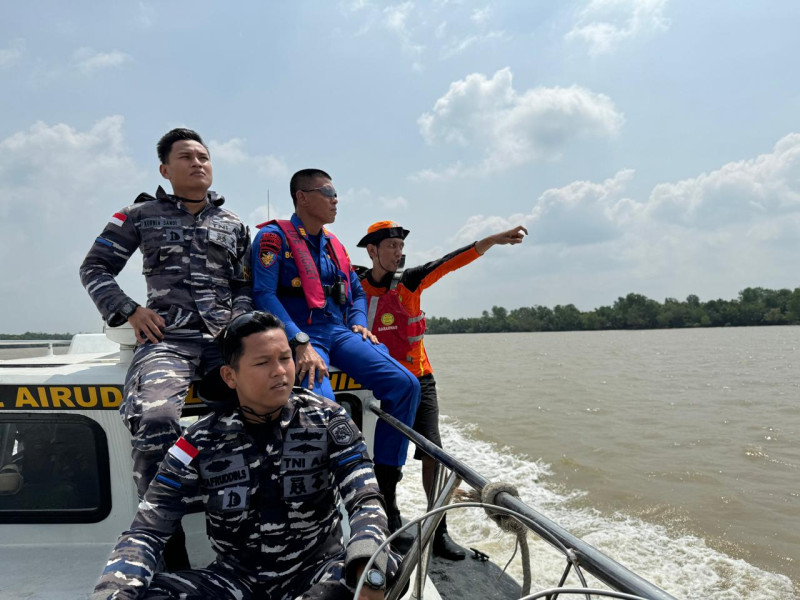 Polairud Polres Rohil Mencari Warga Hilang Di Terkam Buaya Di Sunqai Rokan