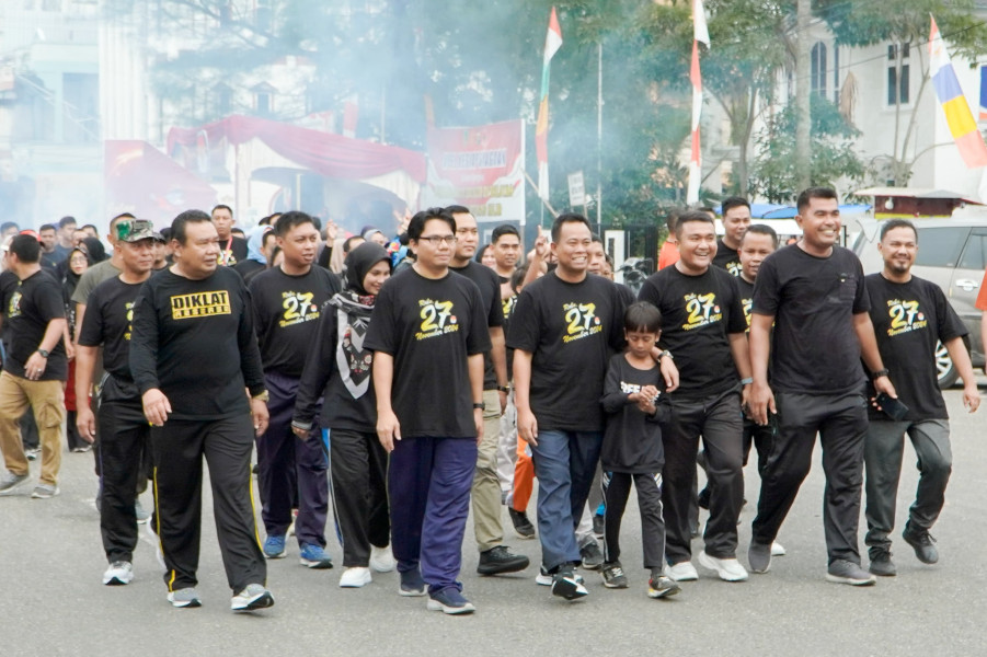 Jalan Santai KPU Rohil Meriah Plt. Bupati Sulaiman Ajak Warga Sukseskan Pilkada Damai