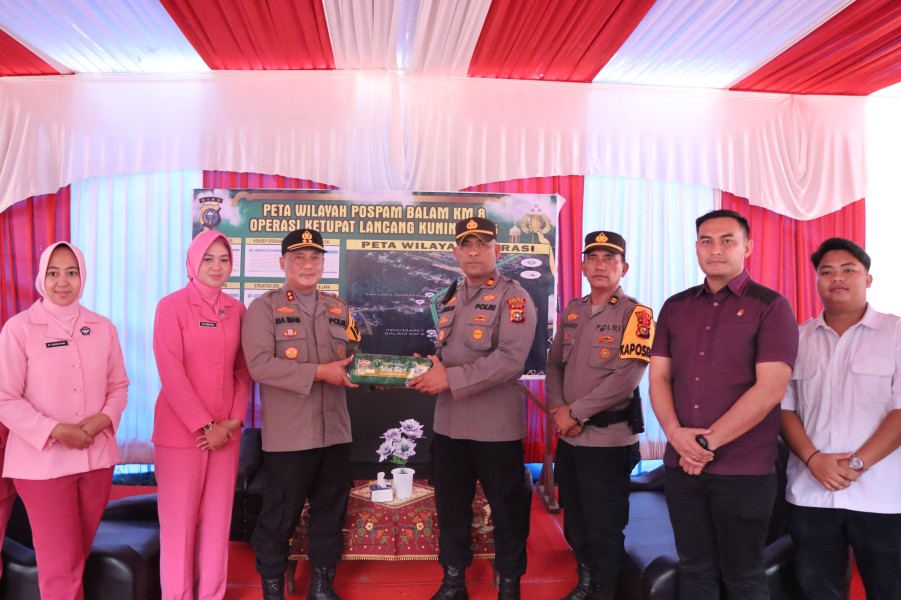 Bhayangkari Polres Rohil Senyumkan Warga Jelang Berikan Bansos IdulFitri 1446 Di Ujung Tanjung
