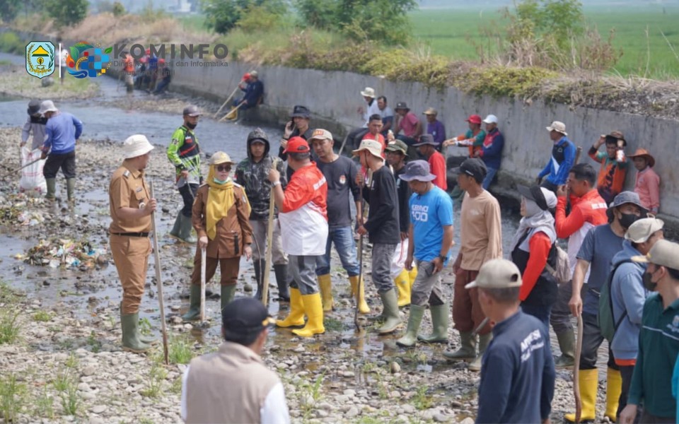 Isi Kemerdekaan dengan Aksi Nyata, Bupati Monadi Bersama Warga Bersihkan Sungai Siulak Mukai