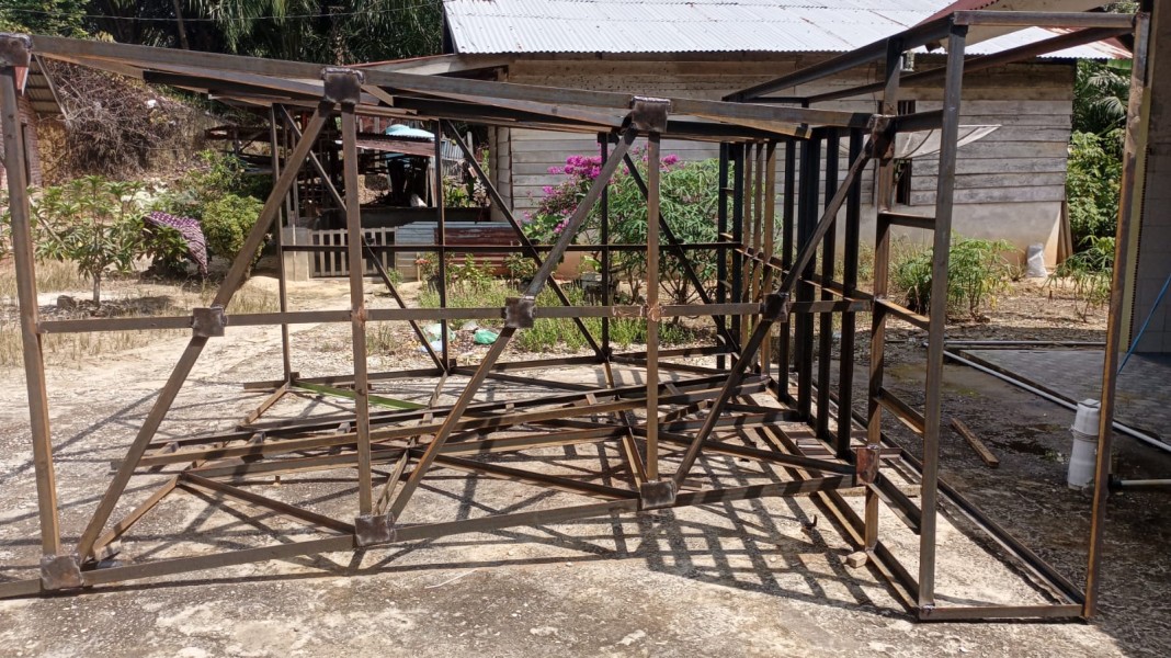 Sasaran Ketiga TMMD Ke-129, Babinsa Koramil 03/Bunut Dampingi Pembuatan Pondasi Tower Air Bersih di Desa Delik