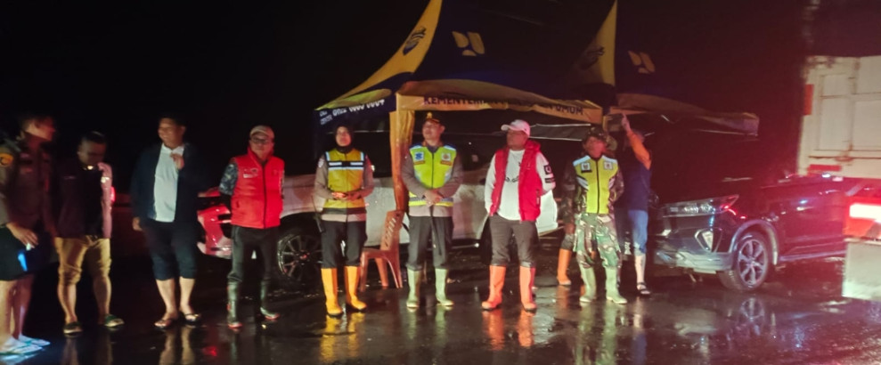 Tinjau Banjir Jalan Lintas Timur, Bupati Zukri Harap Air  Surut dan Lalin Kembali Normal