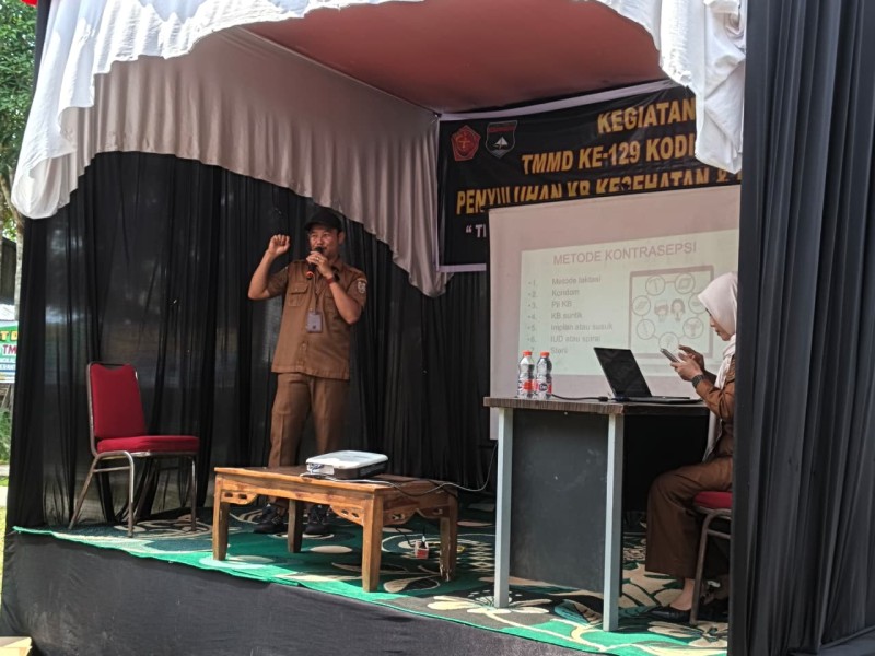 Cegah Stunting dan Sehatkan Keluarga, Satgas TMMD Ke-129 Kodim 0313/KPR,Gelar Penyuluhan KB Kesehatan di Pangkalan Terap