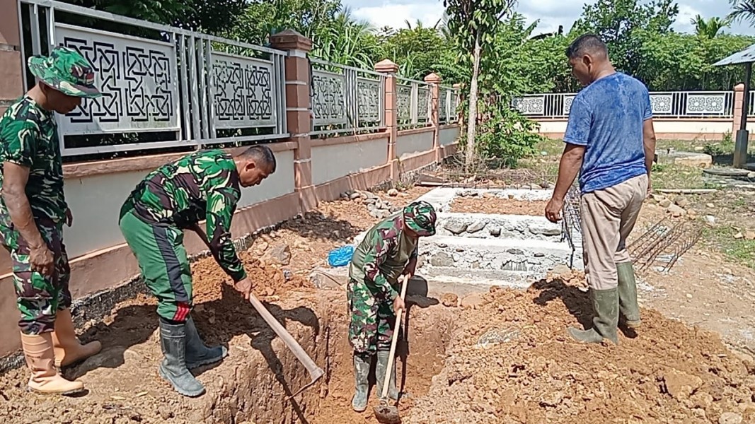 Demi Sanitasi Layak untuk Warga, Satgas TMMD ke-129 Kodim 0102/Pidie Gali Septic Tank di Tengah Terik Matahari