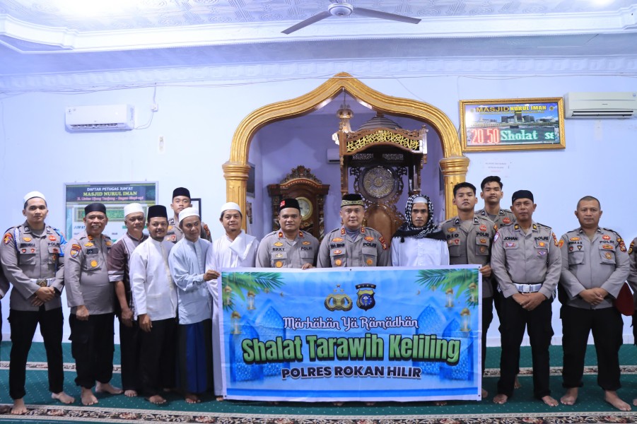 Shalat Isya dan Tarawih Berjemaah ,Kapolres Rohil Berbaur dengan Jama'ah Masjid Nurul Iman