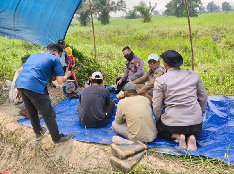 140 Personel Berjibaku Padamkan Karhutla Rantau Baru, Bupati Zukri Turun Tangan