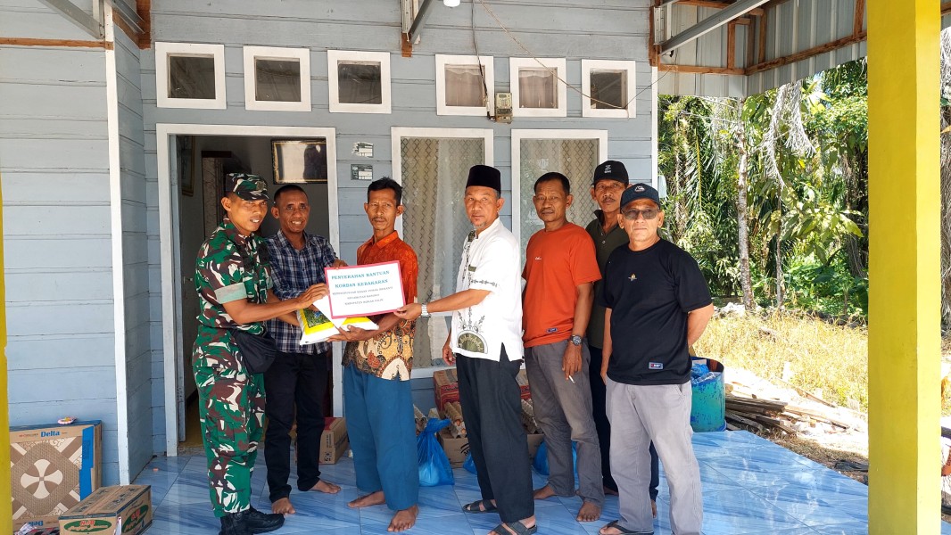 Tiga Kepala Keluarga Terkena Musibah Kebakaran , Pj Penghulu Bagan Punak Meranti Serahkan Bantuan