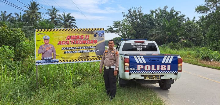 Penguna Jalan Tertib Berlalin,  Satlantas Polres Rohil Pasang Spanduk Keselamatan