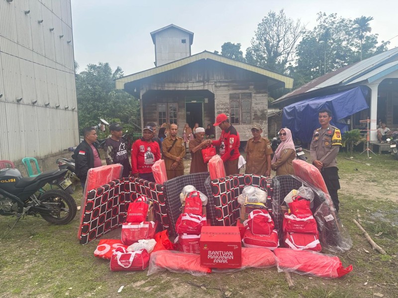 Pemkab Pelalawan Bantu Korban Abrasi di Desa Ransang