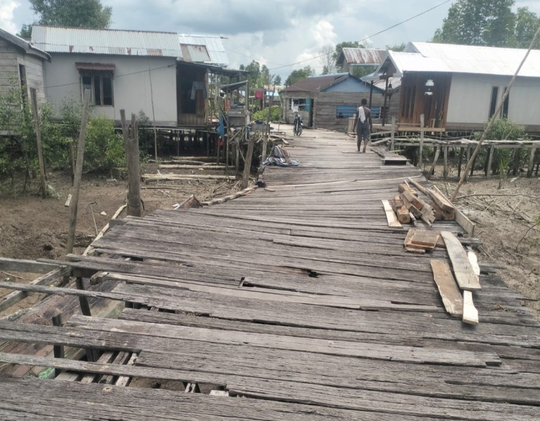 Rusak Parah, Warga Minta Pemda Segera Perbaiki Jerambah Kayu Akses Utama 8 Desa di Kecamatan Seberang Kota